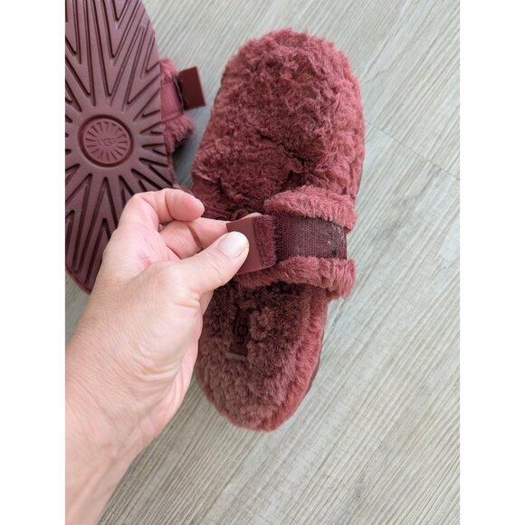 UGGS Fluff It Ruby Red  Slippers Size 6 Closed Toes - Picture 5 of 6